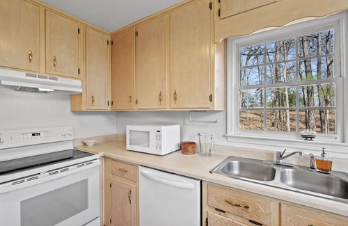 Eatonton Cottage | Stylish Updated Lakefront A-Frame Cottage