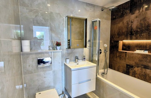 Maida Vale Apartment | Stylish Urban Retreat - Duplex 3 bedroom Apartment (All En-Suite) - Sleeps 6