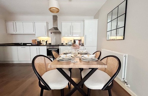 London Borough of Hounslow Apartment | Stylish Urban Sanctuary with Parking
