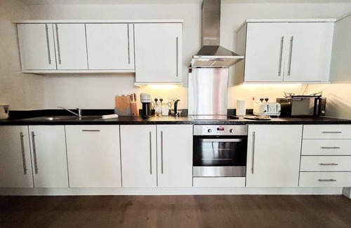 London Borough of Hounslow Apartment | Stylish Urban Sanctuary with Parking