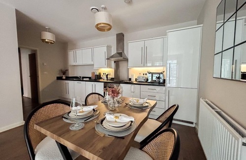 London Borough of Hounslow Apartment | Stylish Urban Sanctuary with Parking