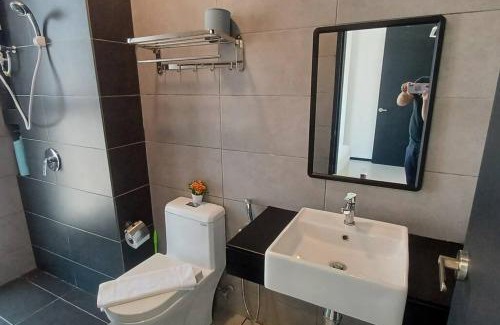 George Town Apartment | Stylish Urban Suite Penang - with infinite pool