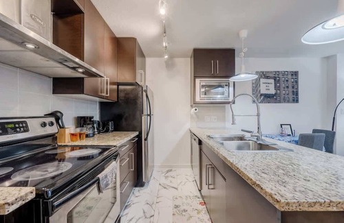 Crosstown Condo | Stylish Vancouver Condo with City Views