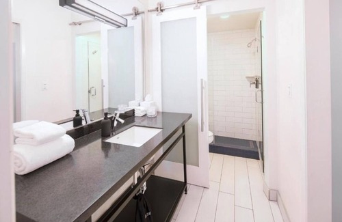 Venice Hotel | Stylish Venice Stay w/Balcony Overlooking the Ocean | Rooftop | Free Breakfast