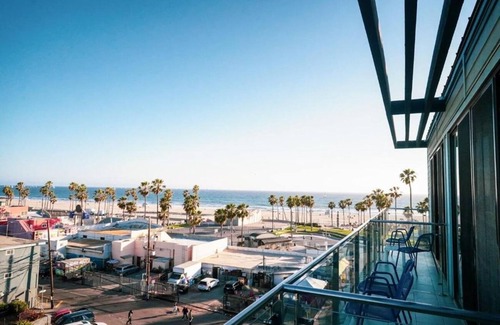 Venice Hotel | Stylish Venice Stay w/Balcony Overlooking the Ocean | Rooftop | Free Breakfast