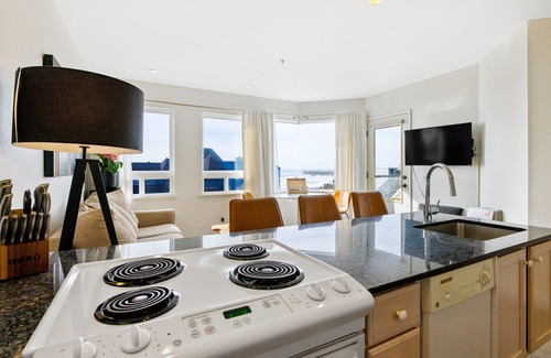 Cayucos House | Stylish, walkable suite with balcony, ocean & pier views - dog-friendly