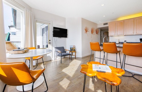 Cayucos House | Stylish, walkable suite with balcony, ocean & pier views - dog-friendly