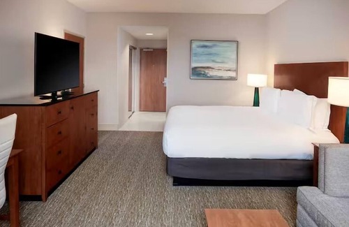 St. Petersburg - Clearwater Hotel | Stylish Waterfront Escape near Beaches | Outdoor Pool & Spa | 2 Units
