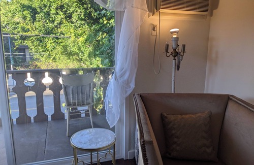 Palms Apartment | Stylish West LA Apartment close to Bev Hills, Beach