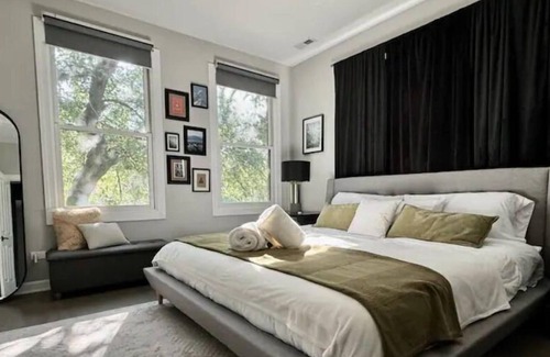 Wicker Park House | Stylish Wicker Park Home with Garage