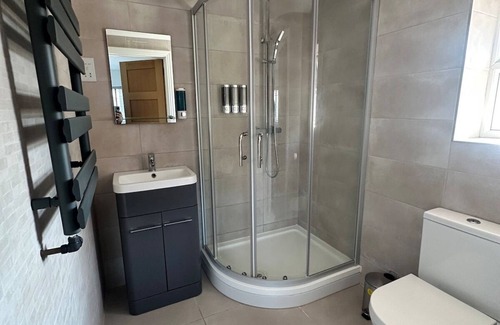 Woking Apartment | Stylish Woking Stay + Parking