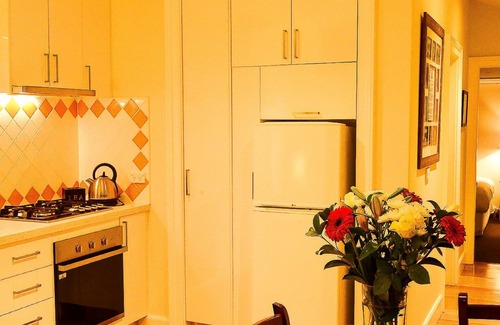 Bathurst Apartment | Stylishly renovated heritage property, in quiet tree lined st close to the CBD
