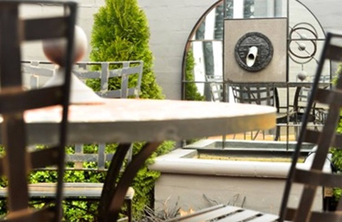 Bathurst Apartment | Stylishly renovated heritage property, in quiet tree lined st close to the CBD