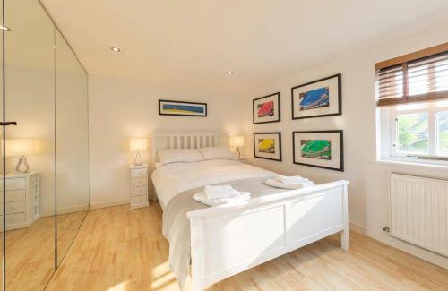 West Ashling House | Stylist Split Level 2 Bed with Parking