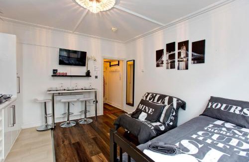 St. Leonard's Apartment | Stylist Studio 17 minutes to City