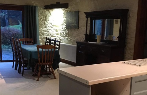 Llandovery House | Substantial 3-bedroom barn conversion near the Brecon Beacons with Free-Wifi