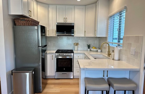Woodland Hills House | Suburban/LA Valley Getaway w/kitchen & W/D.