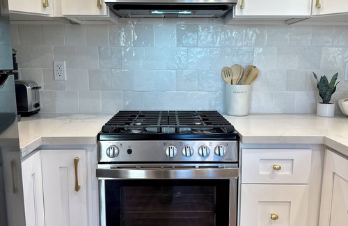 Woodland Hills House | Suburban/LA Valley Getaway w/kitchen & W/D.