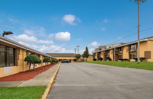 Cheektowaga Hotel | Suburban Studios Buffalo Airport