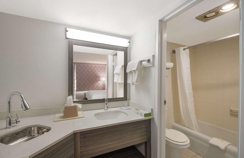 Cleveland Hotel | Suburban Studios Cleveland Central