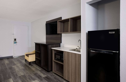 Hinesville Hotel | Suburban Studios Hinesville - Fort Stewart Area