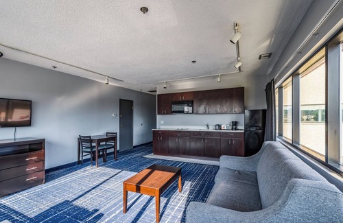 Roseville Hotel | Suburban Studios Roseville-Detroit North