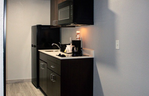 Roseville Hotel | Suburban Studios Roseville-Detroit North