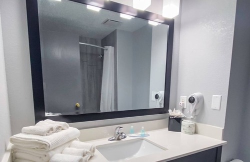 Roseville Hotel | Suburban Studios Roseville-Detroit North