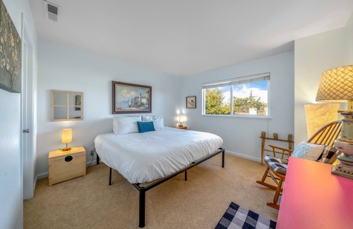 Marina House | Succulents & Seashells – Coastal Paradise! Beautiful Private Yard, Walk to Beach