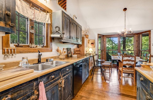 Rambling Ridge House | Sue's Mountain Charm Fire Pit Mountain Views
