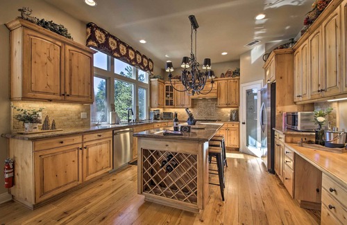 Twin Peaks House | ‘Sugar Bear Lodge’ w/Game Room - 5 Mi to Village!
