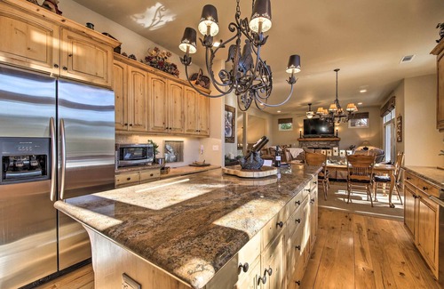 Twin Peaks House | ‘Sugar Bear Lodge’ w/Game Room - 5 Mi to Village!