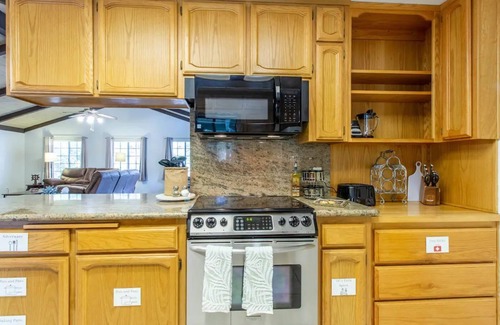 Oakhurst Cabin | Sugar Pine Cabin 2BD 2BTH - Jacuzzi - KING Beds