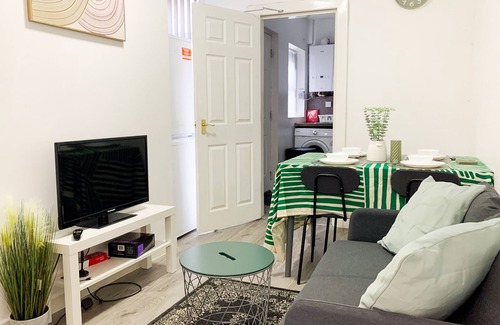 Sheffield Bed & Breakfast | Suite 2: Stylish Private Room in a Shared House
