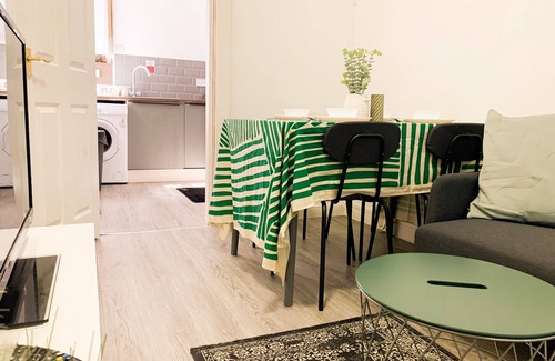 Sheffield Bed & Breakfast | Suite 2: Stylish Private Room in a Shared House
