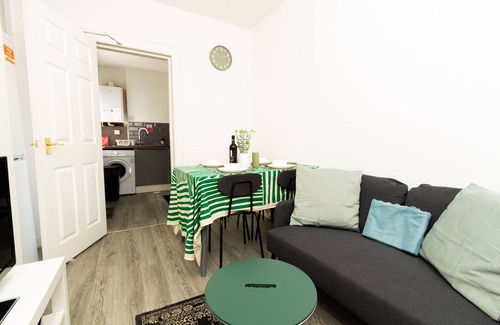 Sheffield Bed & Breakfast | Suite 2: Stylish Private Room in a Shared House