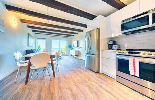 Wainfleet Cottage | Suite 204: Beautiful 3-Bedroom Beachfront Townhouse