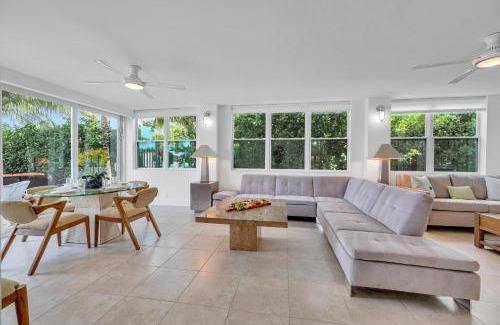 Barrier Island Apartment | Suite by Beach Waterfront Lago Key Two
