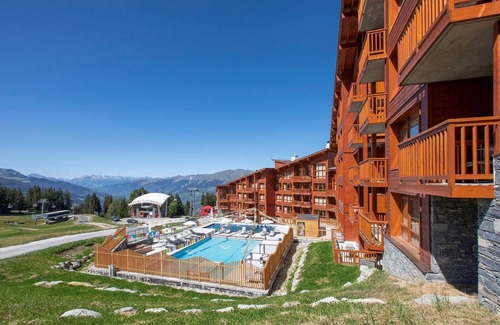 Arc-1800 Condo | Suite de 55m2 Local à Skis Piscine Semi-Couverte