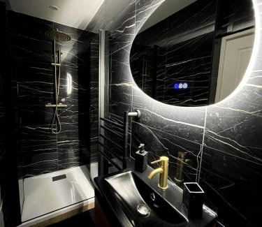 Saint-Quentin Apartment | Suite de Luxe - Jacuzzi & Cave Secrète