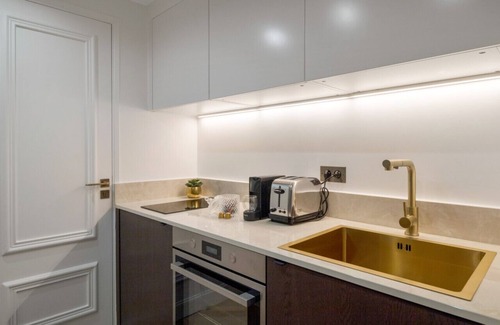 8th Arrondissement Apartment | Suite Luxueuse - Palais de L'elysée - Faubourg Saint Honoré - Paris 8e