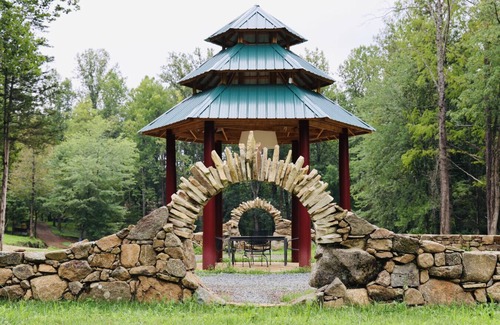 Stanardsville Apartment | Suite Maharaja at White Lotus Eco Spa Retreat