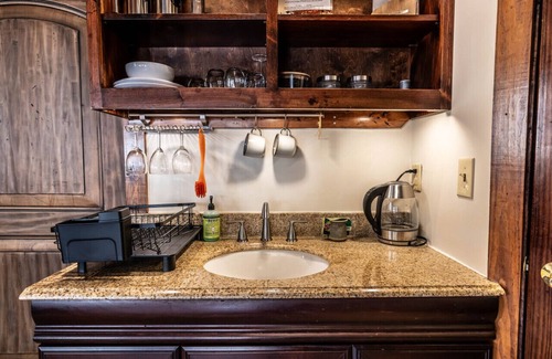 Stanardsville Apartment | Suite Maharaja at White Lotus Eco Spa Retreat