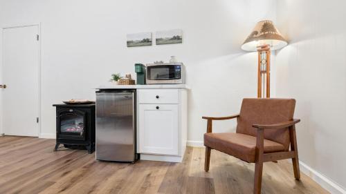 Springville House | Suite Meadow @CN Lodge# 7