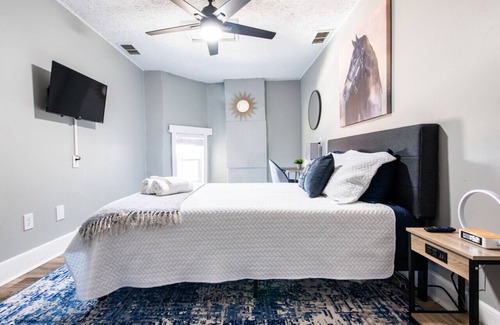 Smoketown Jackson Apartment | Suite near downtown Louisville, KY · Suite XI