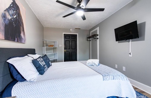 Smoketown Jackson Apartment | Suite near downtown Louisville, KY · Suite XI