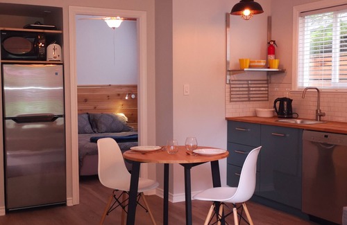 Riley Park House | 'Suite on Main' | Trendy Main Street | Queen Elizabeth Park | Hillcrest center