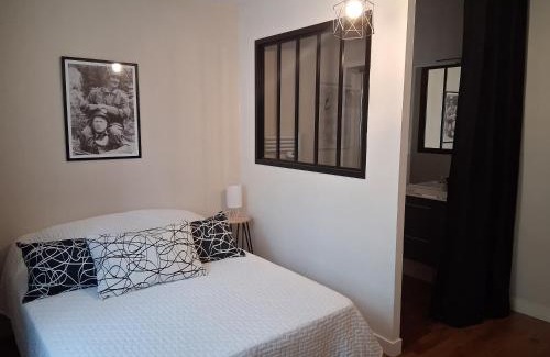 Parthenay Apartment | Suite parentale et cuisine