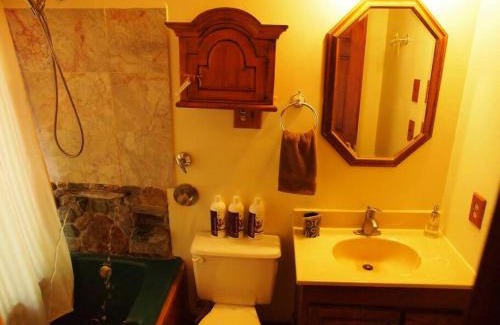 Stanardsville Apartment | Suite Pea at White Lotus Eco Spa Retreat
