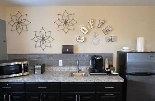 Littleton House | Suite Retreat - 3 bed traveler's cottage w/office